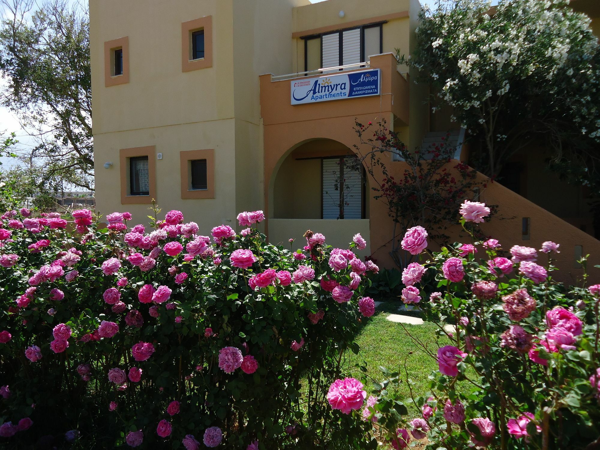 Almyra Apartments & Suites Sfáka Exterior foto